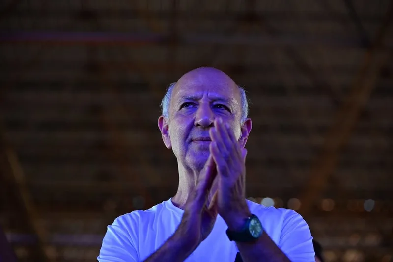 Arruda promete cortar comissionados e mantém candidatura sem plano alternativo