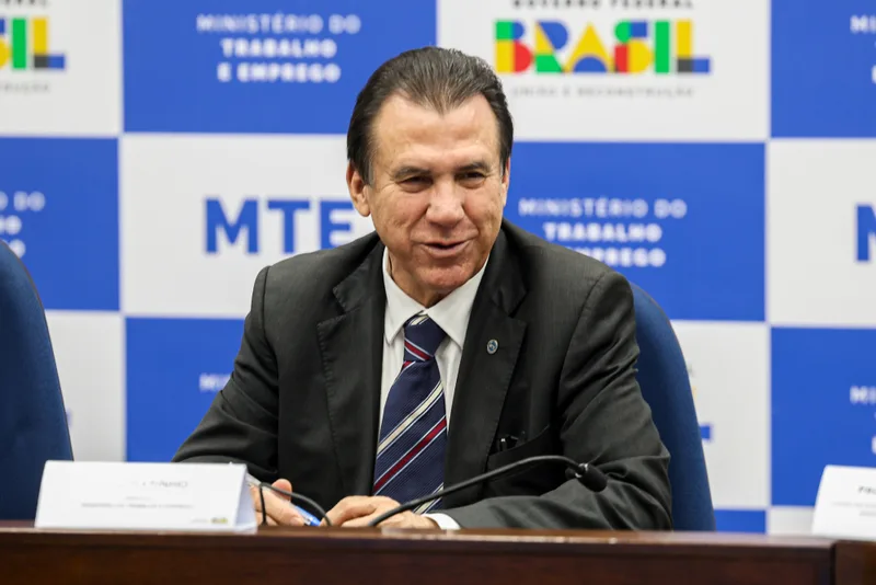 Ministro participa de acordo por condições dignas na construção civil