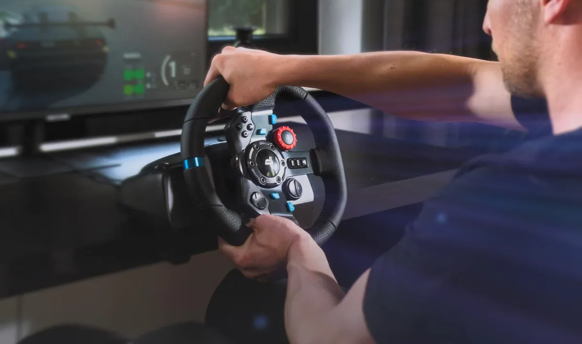 Logitech G29 SE reúne volante, pedais e câmbio com desconto de 13%