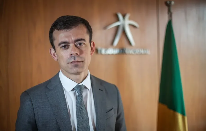 Ceron relaciona juros reais elevados a baixa poupança e entraves institucionais