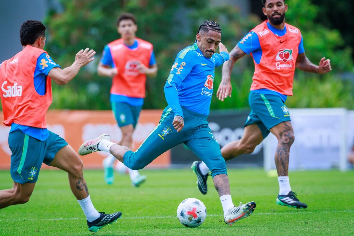 Ancelotti testa Raphinha centralizado e muda meio-campo do Brasil