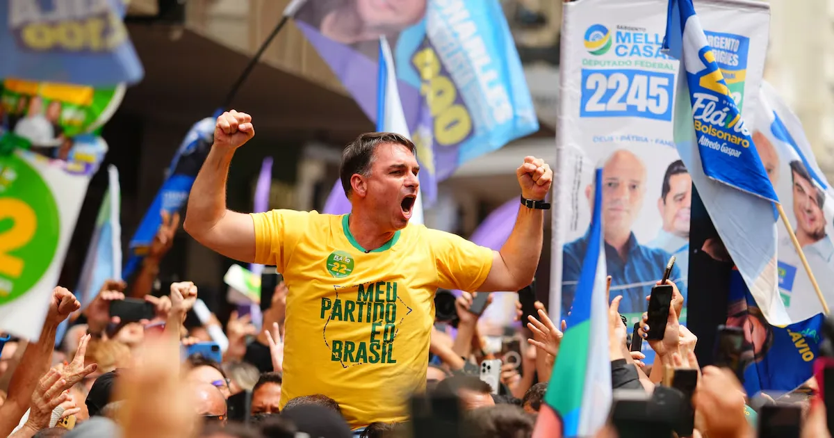 Flávio Bolsonaro reforça símbolos do pai para se aproximar de eleitores bolsonaristas