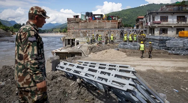 Dois trabalhadores são resgatados após dez dias presos em túnel no Nepal