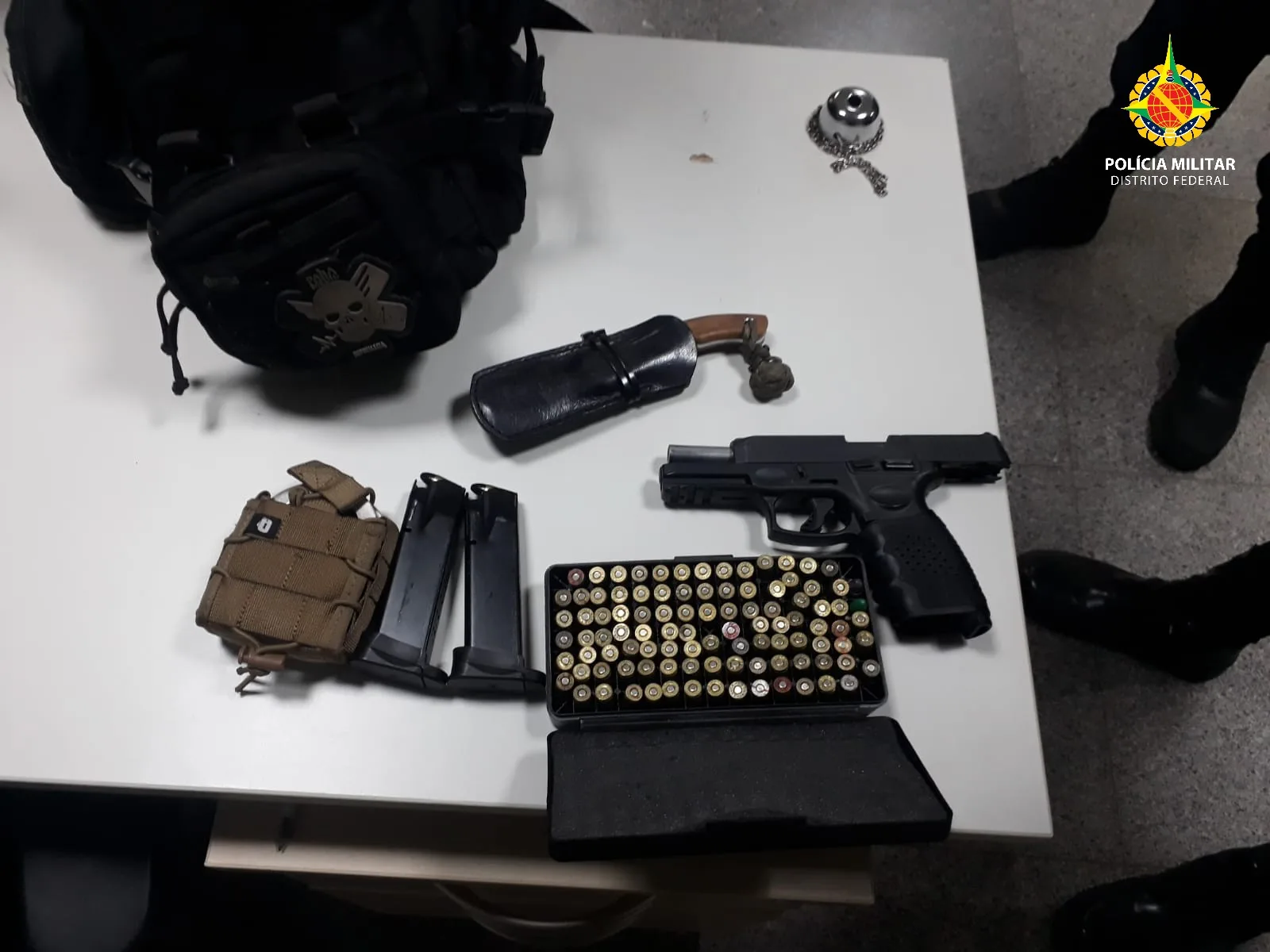Pistola carregada e munições são apreendidas em carro particular em Brasília
