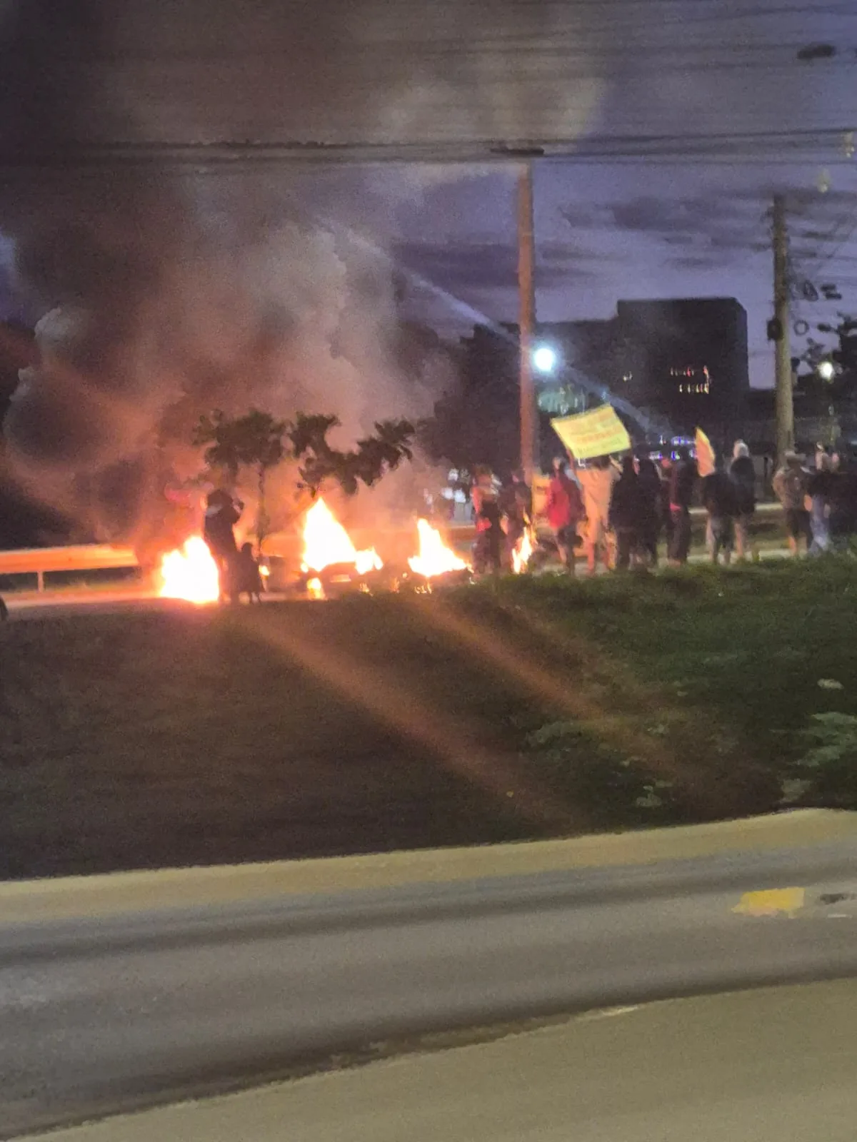 Retenções na Via Estrutural chegam à BR-070 durante protesto