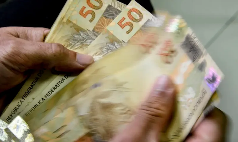 Atrasos de famílias no crédito livre chegam a 8%, maior nível da série do BC