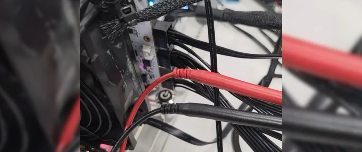 RTX 5090 modificada opera com três conectores de 8 pinos e chega a 900 W