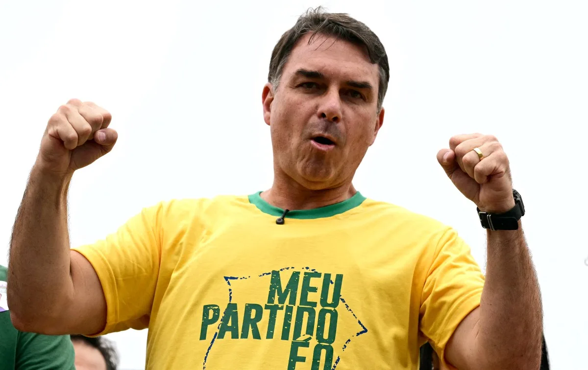 TSE mantém maioria para retirar posts que ligam Flávio Bolsonaro a ataques religiosos