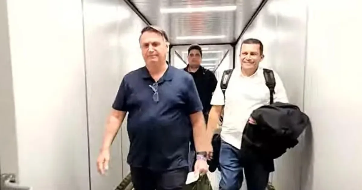 Livro registra imagens da saída de Bolsonaro para os Estados Unidos em 2022