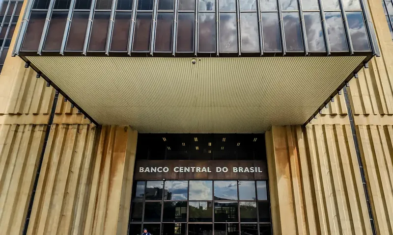 BC combina venda de dólares e swap reverso após saída de recursos