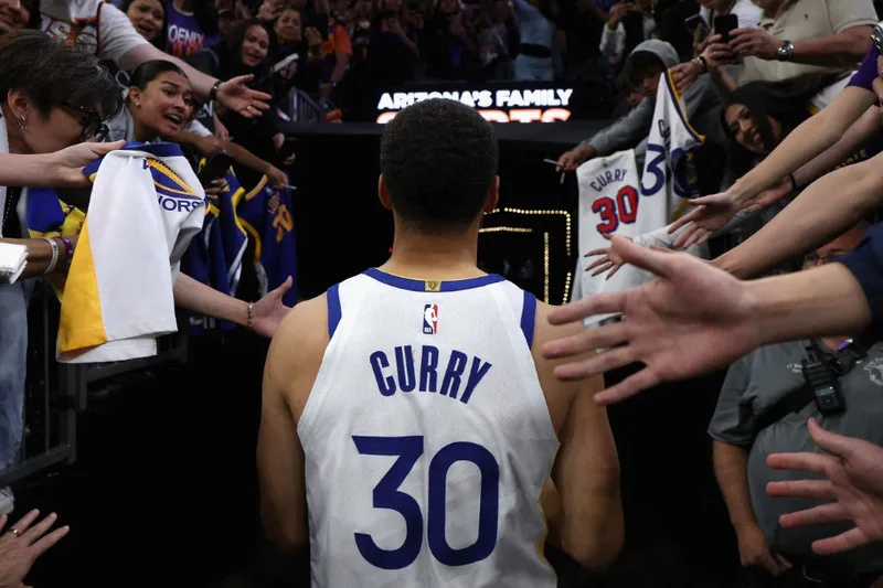 Curry aceita contrato de U$ 116 milhões e mantém opção para 2028/29