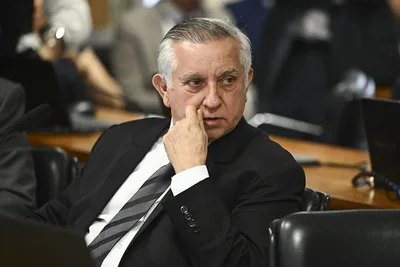 Izalci Lucas denuncia ataques a materiais de campanha no Distrito Federal