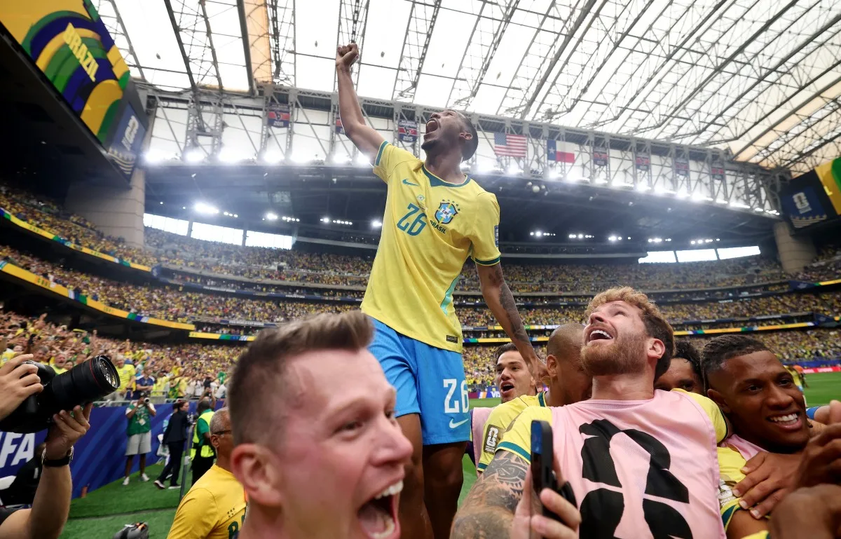 Rayan amplia espaço na seleção após empate e recebe elogios de Ancelotti