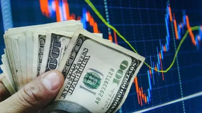 Deflação no Brasil pressiona juros futuros, enquanto Ibovespa recua com inflação dos EUA