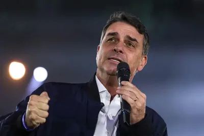 Flávio Bolsonaro critica STF e anuncia voluntários para fiscalização eleitoral