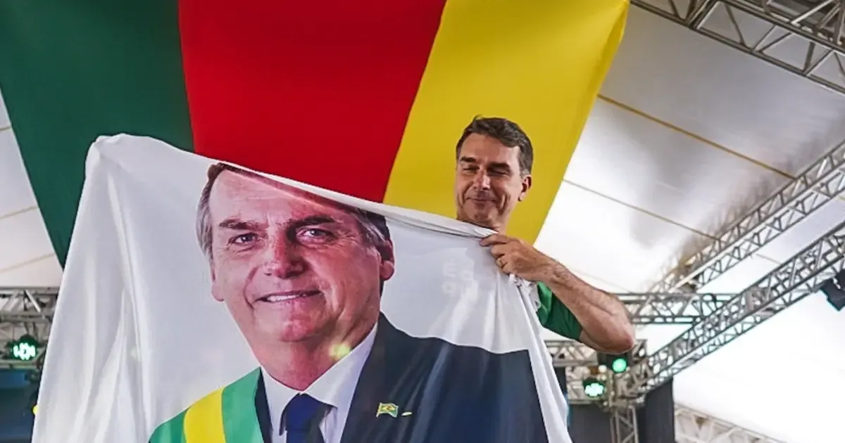 Visita de Flávio Bolsonaro a Filipe Martins ocorre após questionamentos sobre condenação