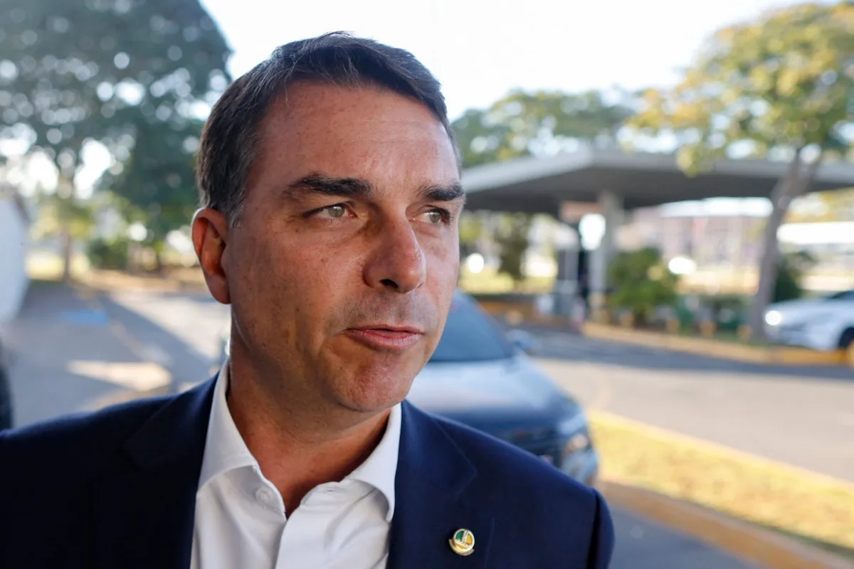 Flávio Bolsonaro diz que protegerá STF e critica Alexandre de Moraes