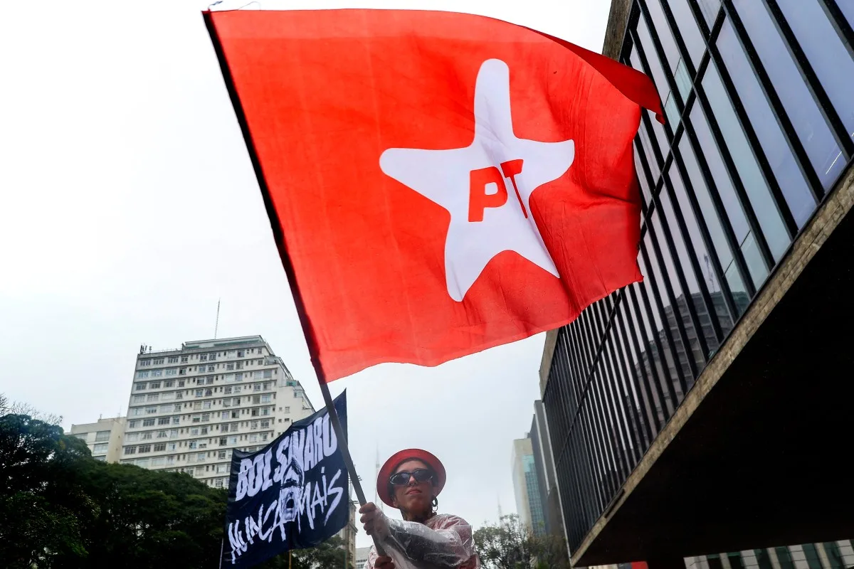 PT marca mobilização de rua e transmissão com Lula durante crise no STF
