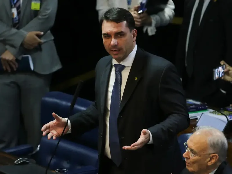 Flávio Bolsonaro acusa STF de interferência eleitoral e convoca fiscais de urnas