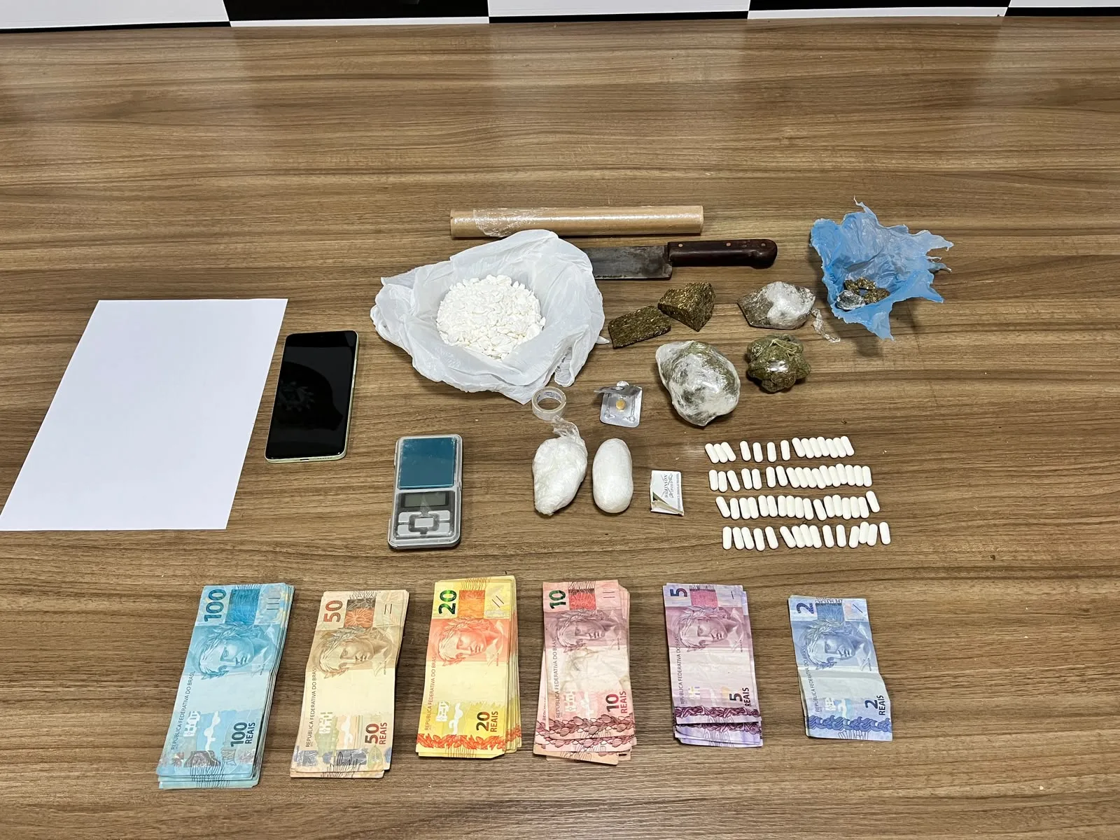 Homem é detido com drogas, dinheiro e insumos em Santa Cruz do Sul