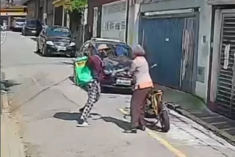 Idosa de 80 anos é esfaqueada durante tentativa de roubo na Bela Vista