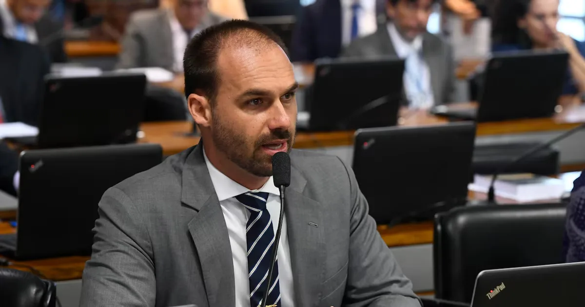 Moraes rejeita recurso e mantém condenação de Eduardo Bolsonaro no STF