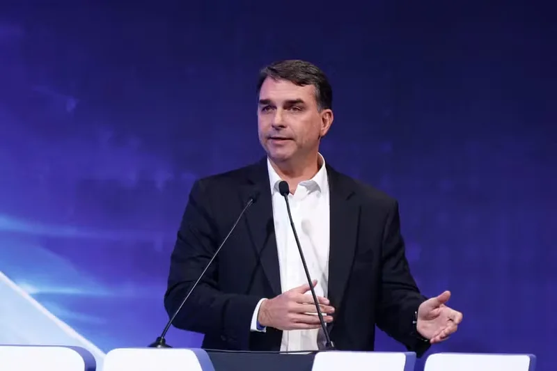 Flávio Bolsonaro critica reajuste do Bolsa Família antes da eleição