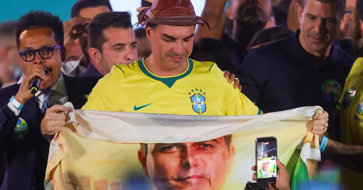 Mensagens com banqueiro colocam Flávio Bolsonaro sob pressão eleitoral