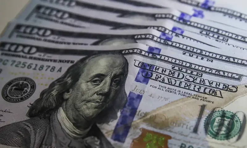 Dólar fecha a R$ 5,2265 com pressão externa e cautela eleitoral
