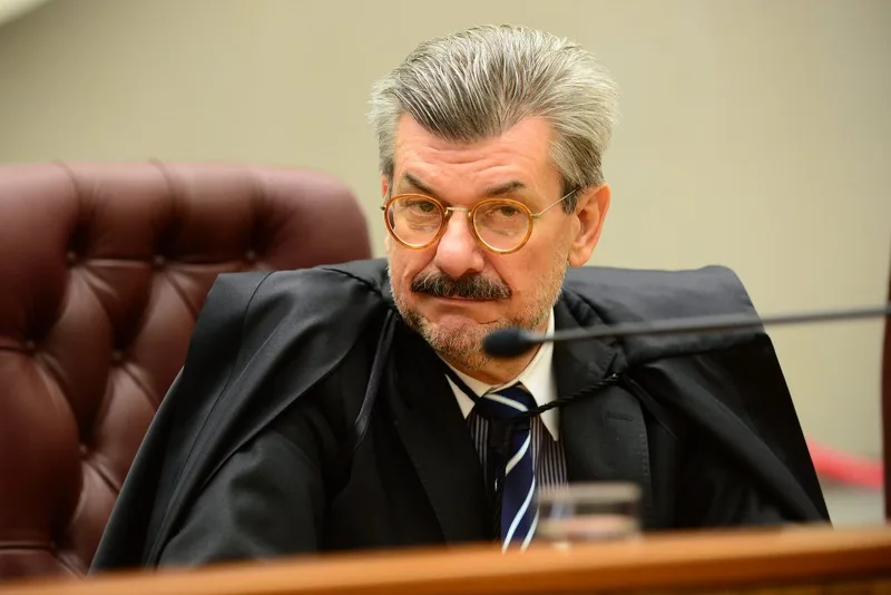 AGU solicita ao STF suspensão de salário e saída definitiva de Marco Buzzi