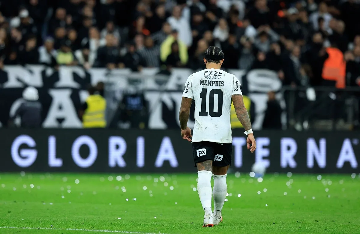 Memphis Depay se desculpa após pênalti que eliminou o Corinthians