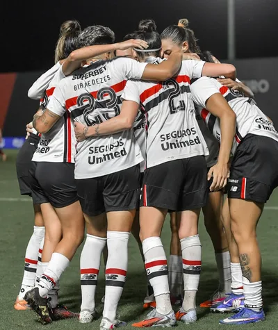 São Paulo vence Corinthians de virada e joga por empate no Morumbi
