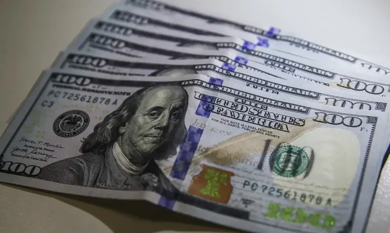 Petróleo e medidas sobre combustíveis elevam dólar e juros futuros