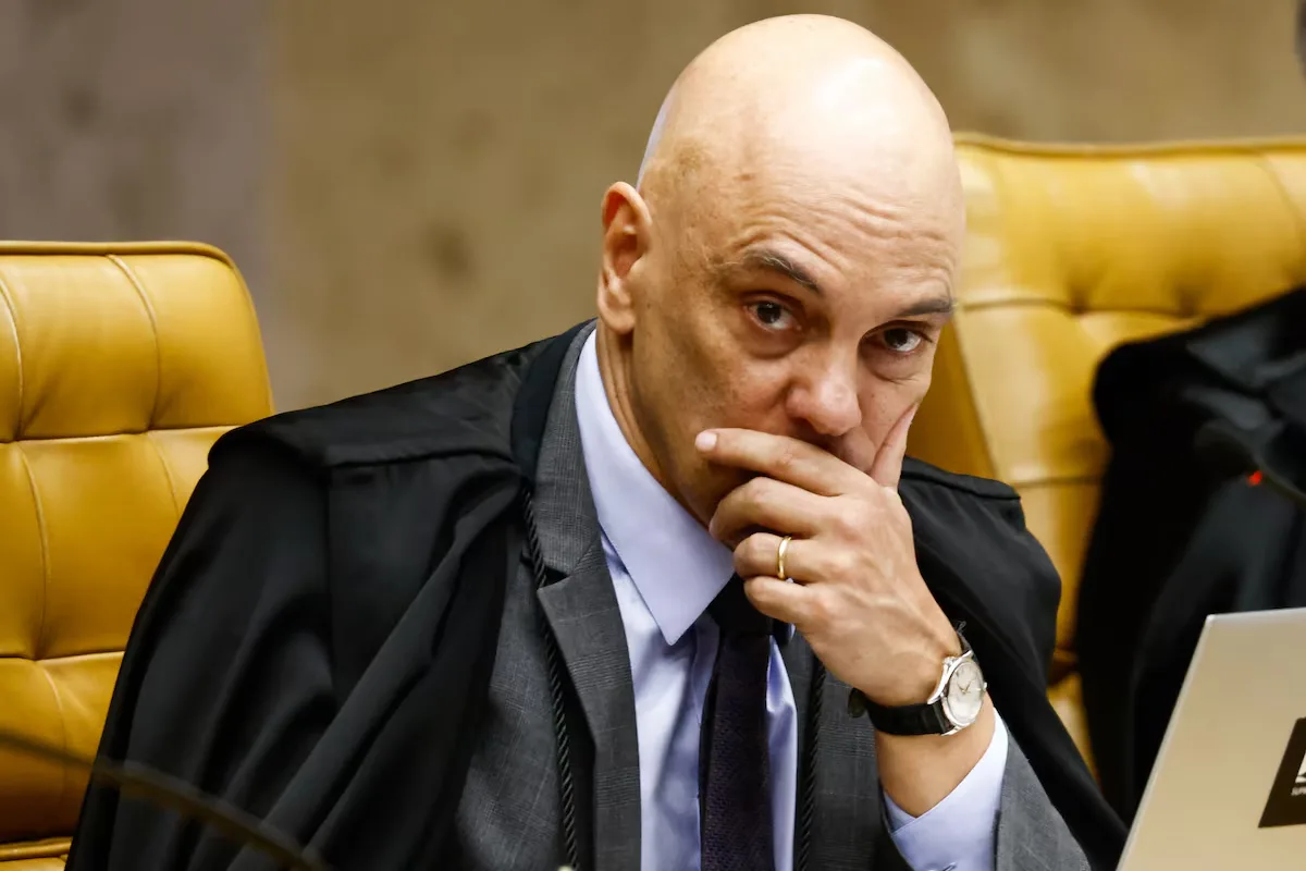 Metadados apontam duas alterações de Moraes em contrato do Banco Master