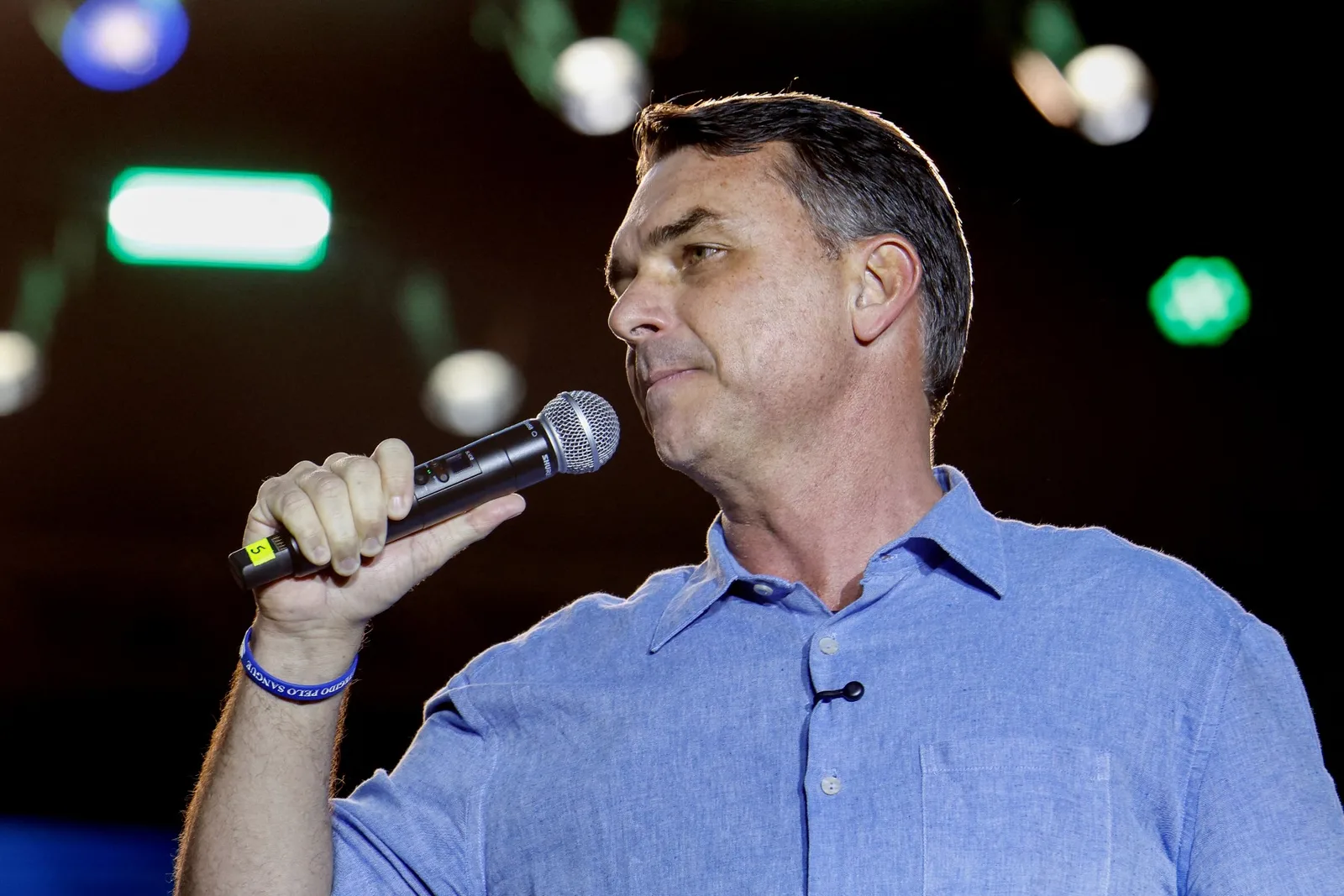 Flávio Bolsonaro faz oração por Jair Bolsonaro durante culto em São Paulo