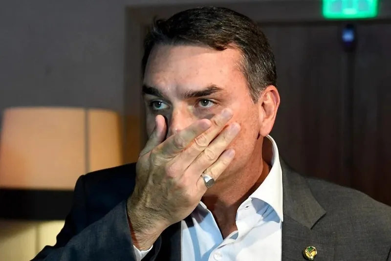 Flávio Bolsonaro diz que ação sobre Dark Horse busca afetar sua campanha