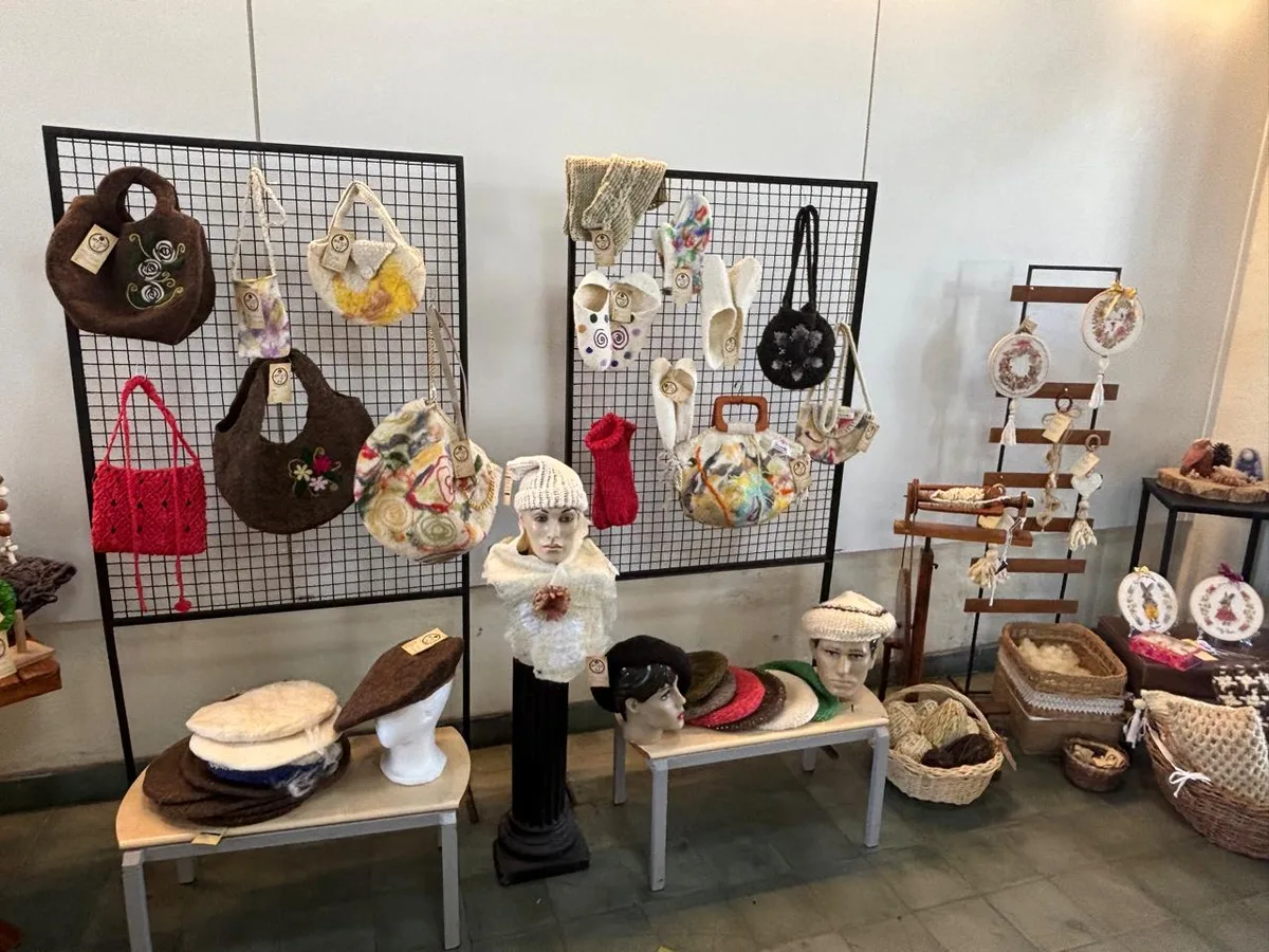 Artesãs apresentam peças de lã e desfile durante os Festejos Farroupilhas