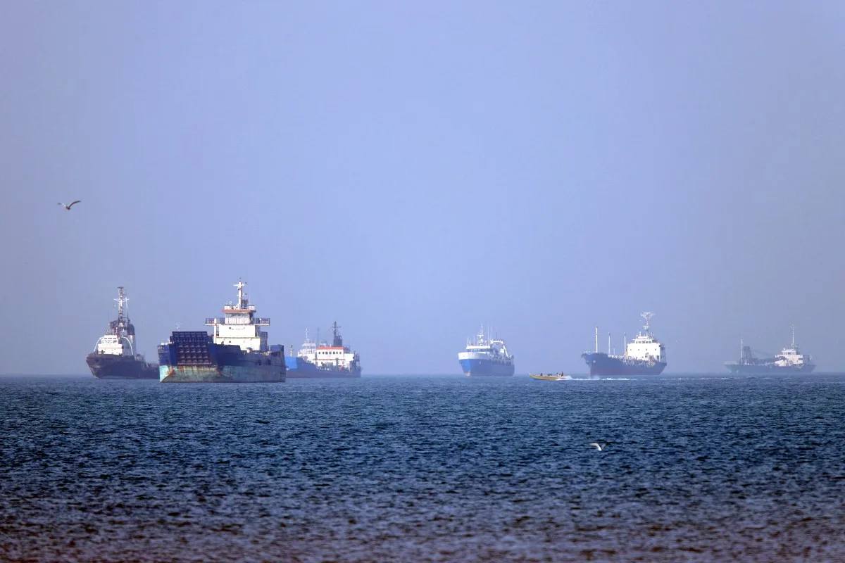 EUA restringem proteção aérea a navios no Estreito de Ormuz