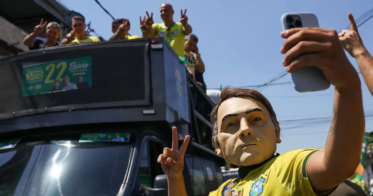 Campanha de Flávio pede prisão de servidor da Secom por republicação de boato