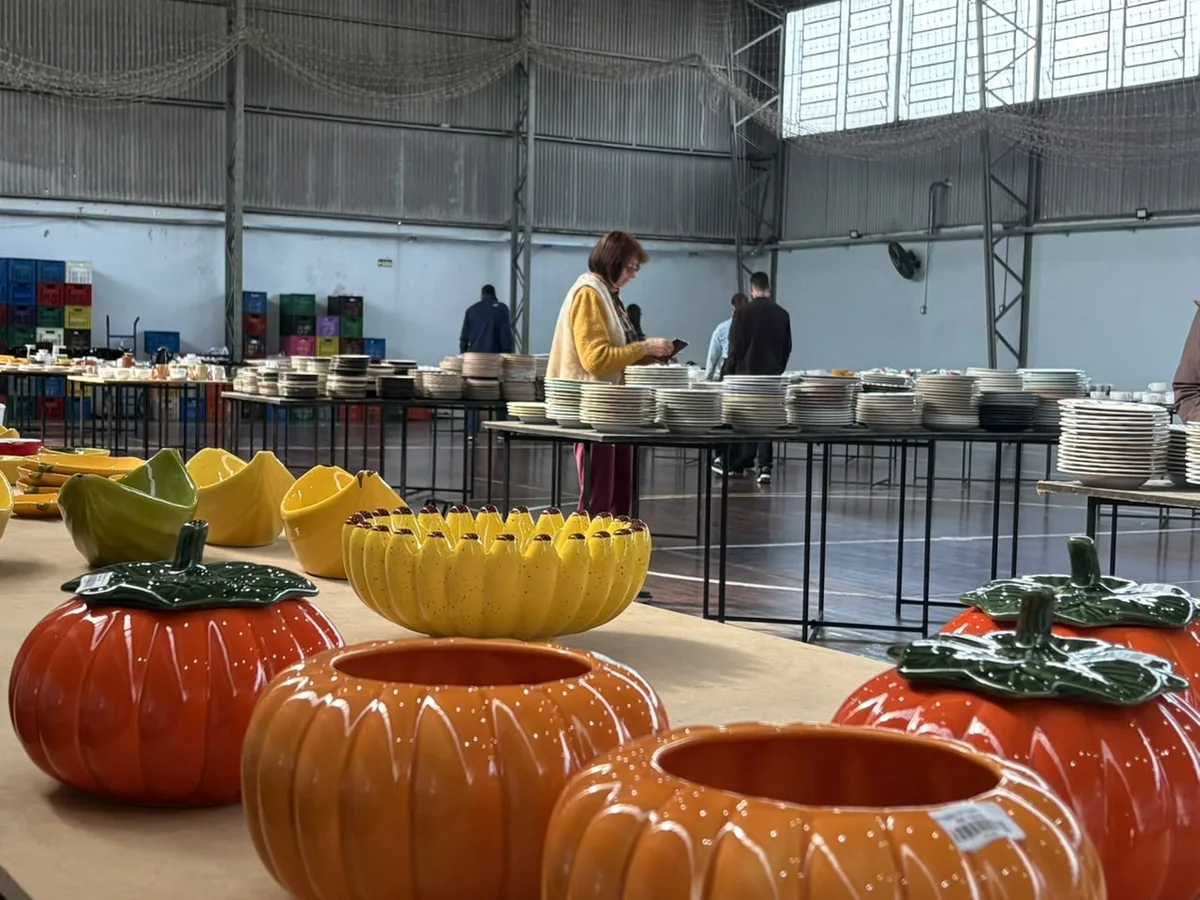 Feira de louças em Santa Cruz do Sul destina parte das vendas à APAE
