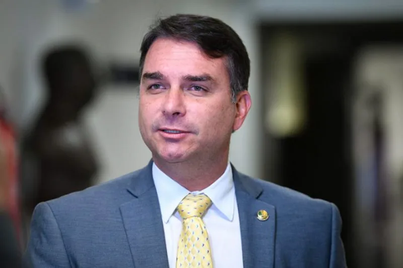 Flávio Bolsonaro leva ao TSE ação contra Lula por eventos de campanha
