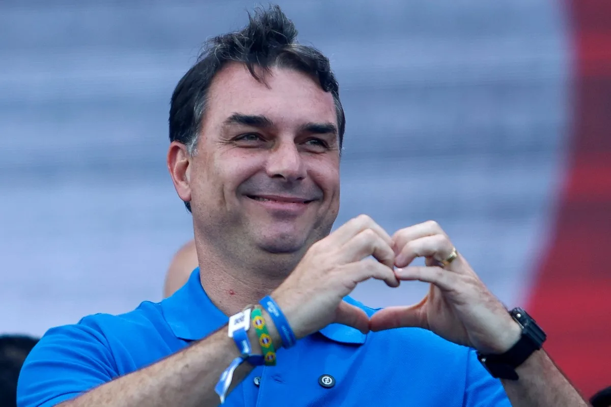 Defesa de Flávio pede ao STF que Mendonça concentre caso Dark Horse