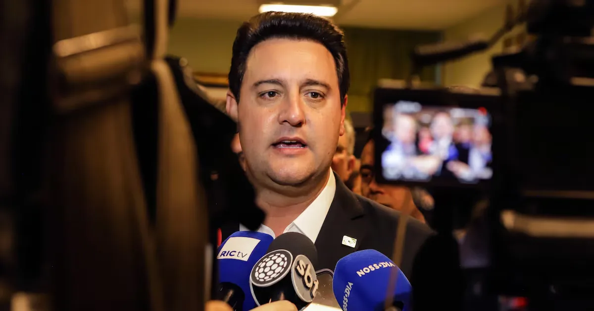 Ratinho Junior se afasta do governo do Paraná para fazer campanha por Sandro Alex