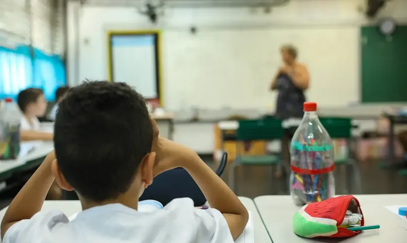 Brasil aplica parcela maior do PIB em educação, mas gasto por aluno segue baixo