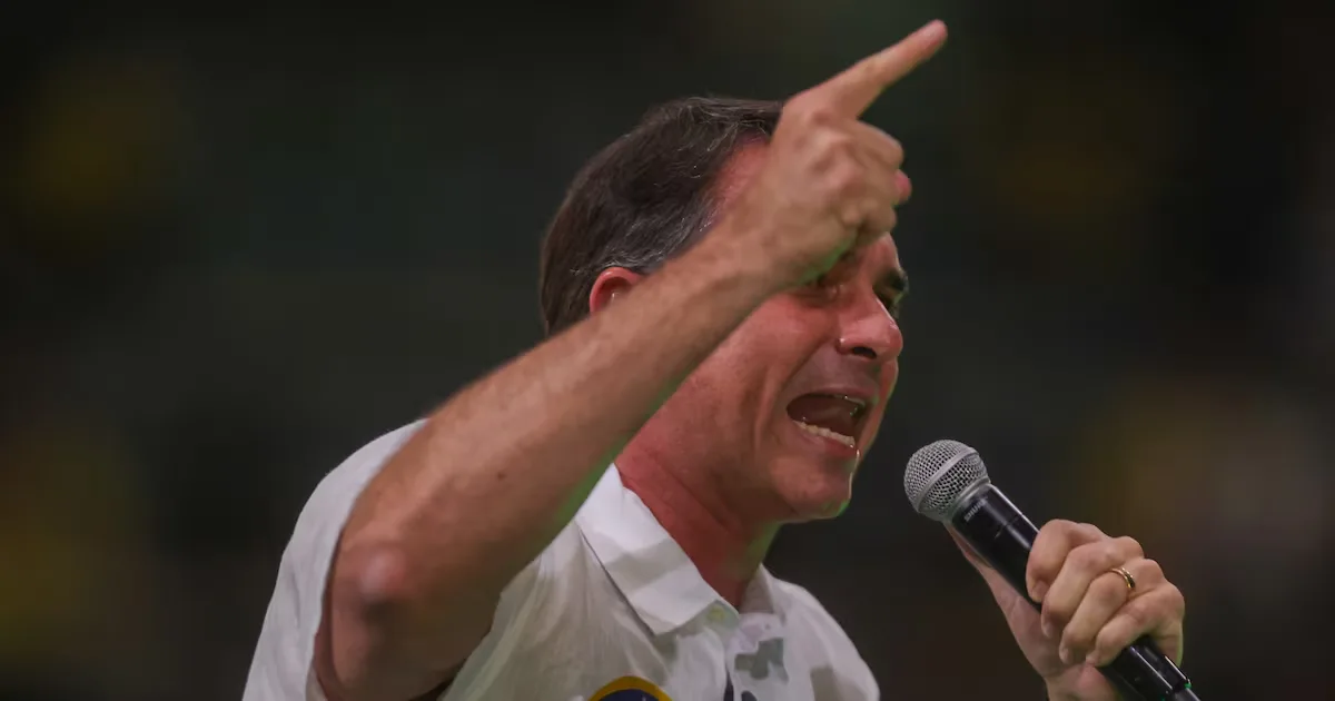 Flávio Bolsonaro pressiona Cármen Lúcia por investigação de Alexandre de Moraes