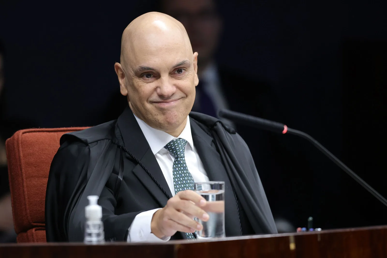 Economist questiona atuação de Moraes e vínculo com Daniel Vorcaro