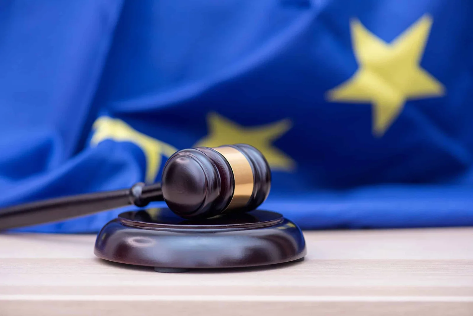 Projeto europeu prevê verificação de idade e limites para contas de menores