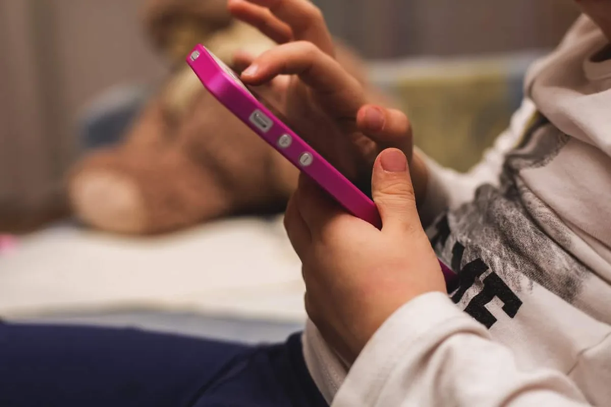 Califórnia cria regras para IA e redes sociais voltadas a menores
