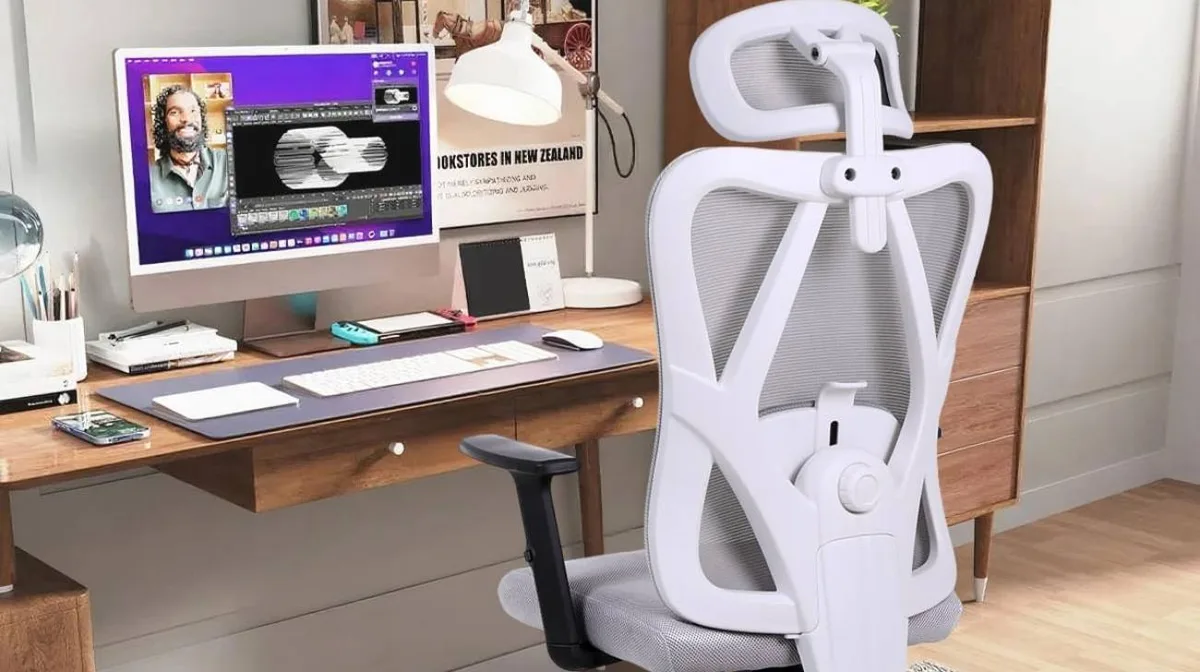 Cadeira ergonômica com ajustes e suporte lombar entra em promoção na Amazon