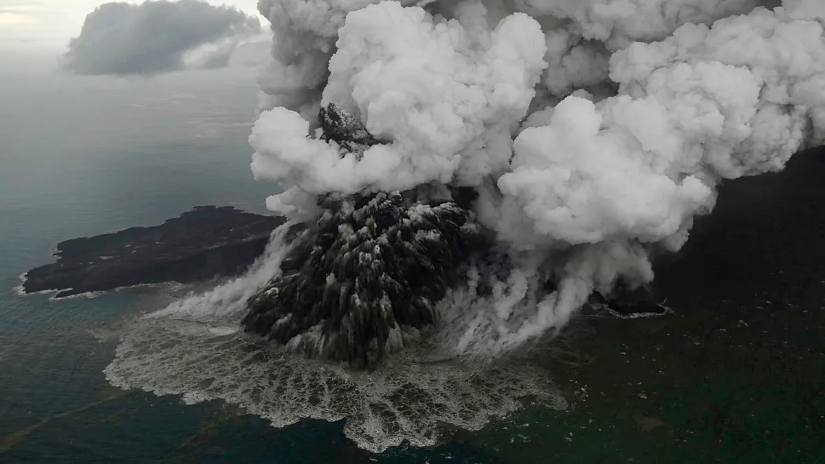 Erupção do Anak Krakatau suspende voos e retém mais de 170 mil passageiros